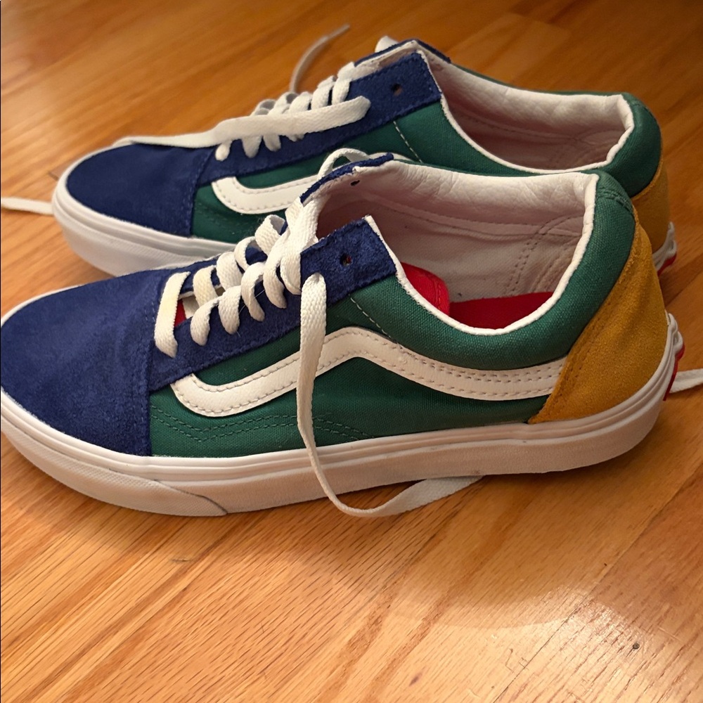 Yacht Club Vans old school excellent condition mens 6.5
Women 8